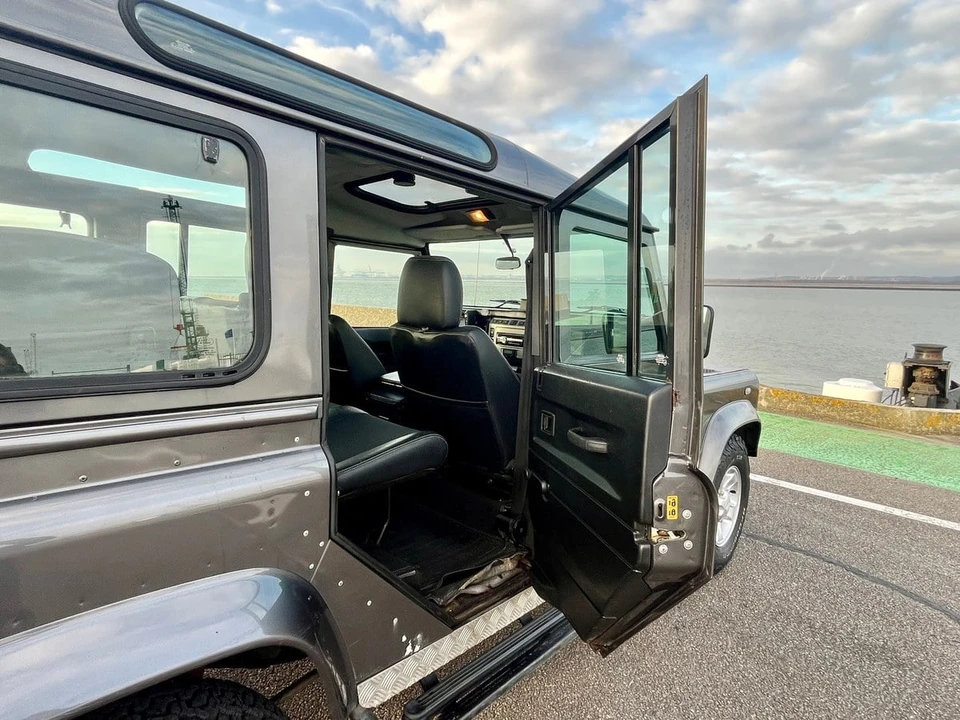 2003 Land Rover Defender 110 - Image 25 of 30