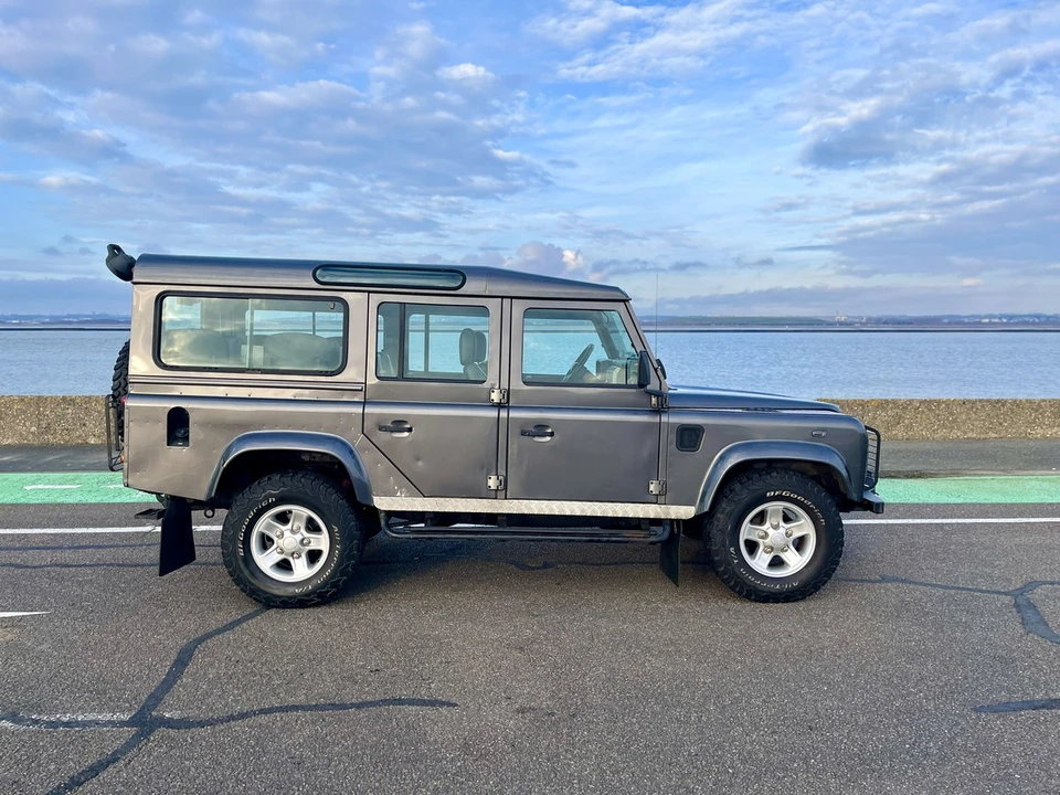 2003 Land Rover Defender 110 - Image 7 of 30