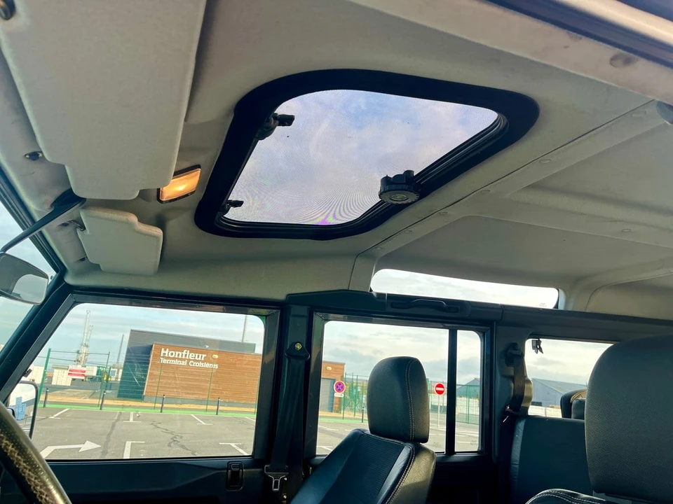 2003 Land Rover Defender 110 - Image 17 of 30
