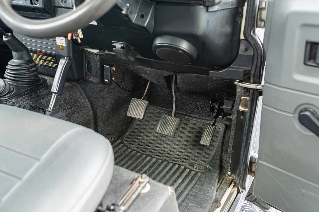 2003 Land Rover Defender 110 - Image 17 of 30