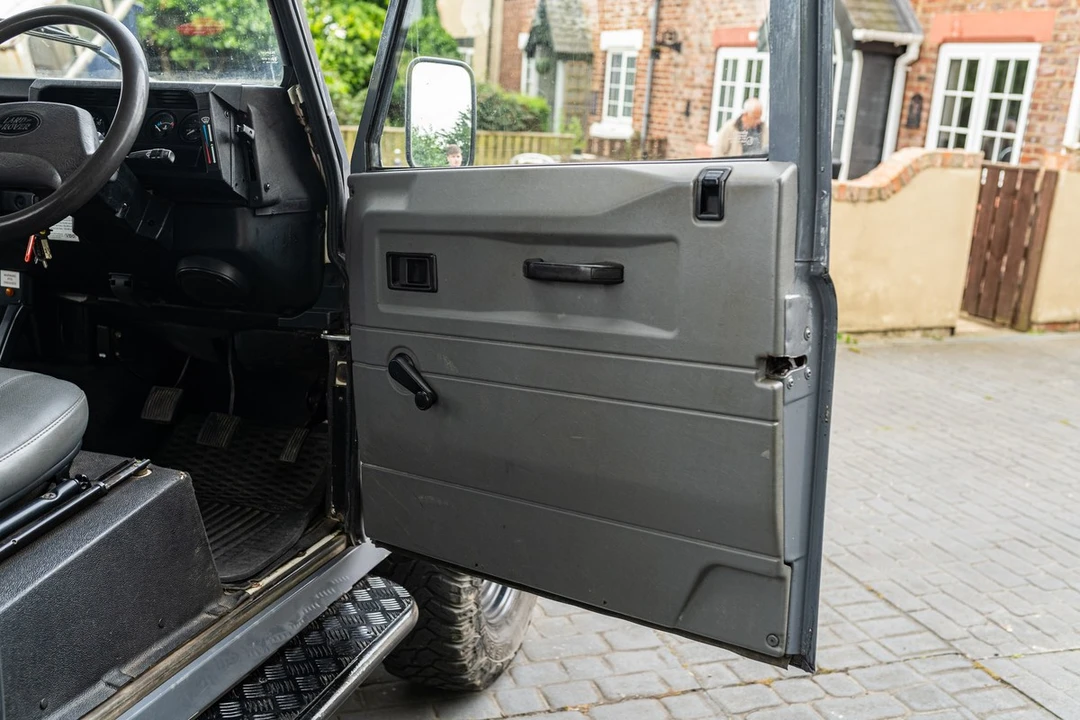 2003 Land Rover Defender 110 - Image 25 of 30