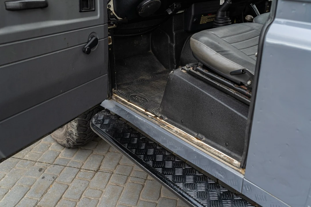 2003 Land Rover Defender 110 - Image 27 of 30