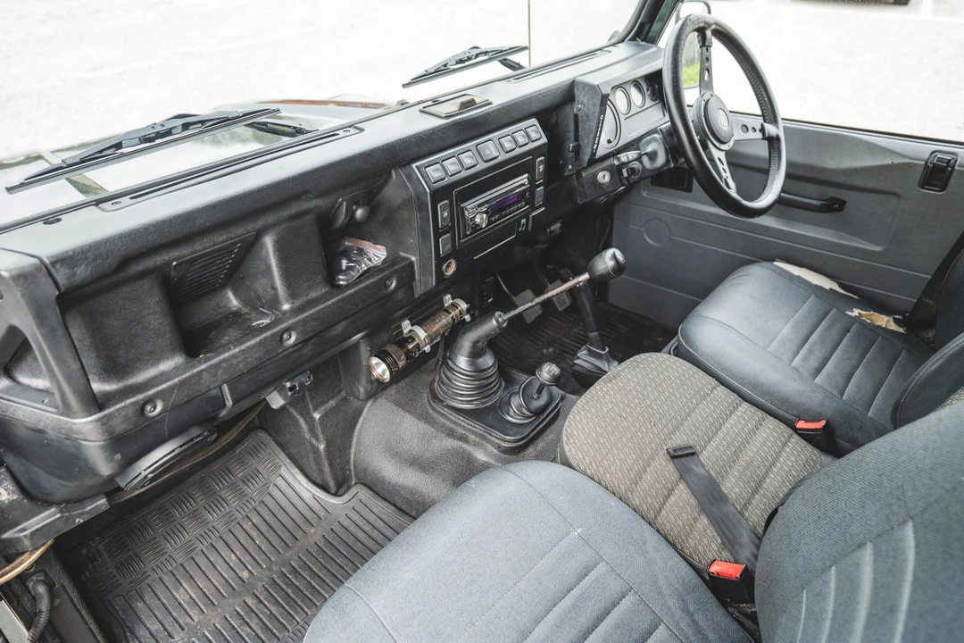 2003 Land Rover Defender 110 - Image 18 of 30