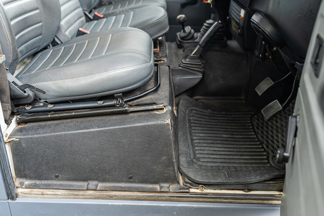 2003 Land Rover Defender 110 - Image 18 of 30