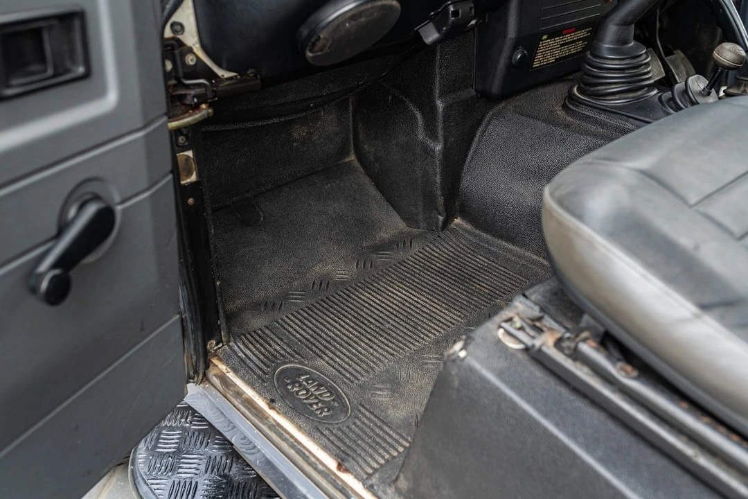 2003 Land Rover Defender 110 - Image 28 of 30