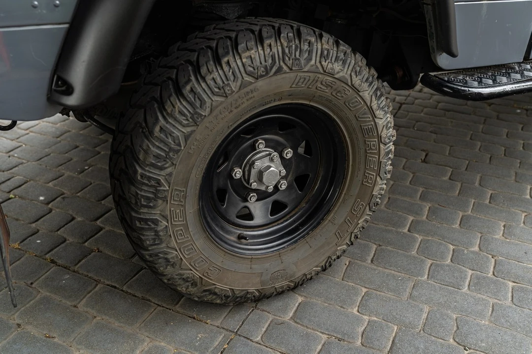 2003 Land Rover Defender 110 - Image 10 of 30