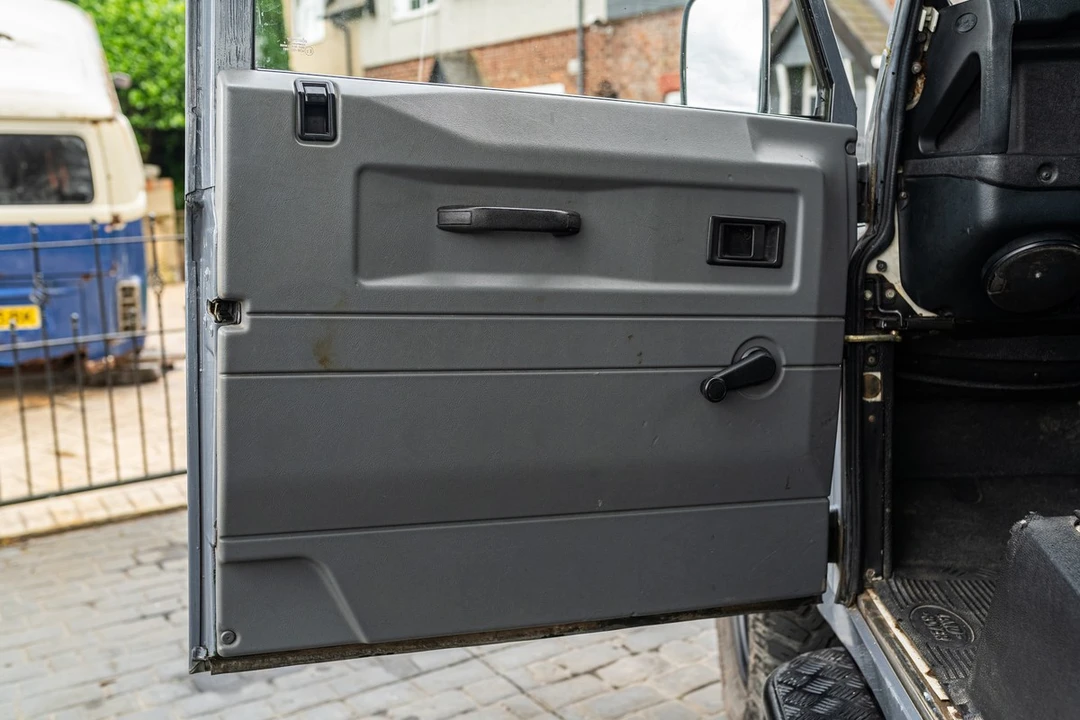 2003 Land Rover Defender 110 - Image 26 of 30