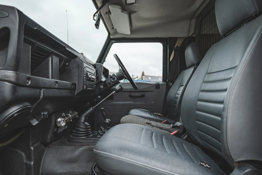 2003 Land Rover Defender 110 - Image 16 of 30