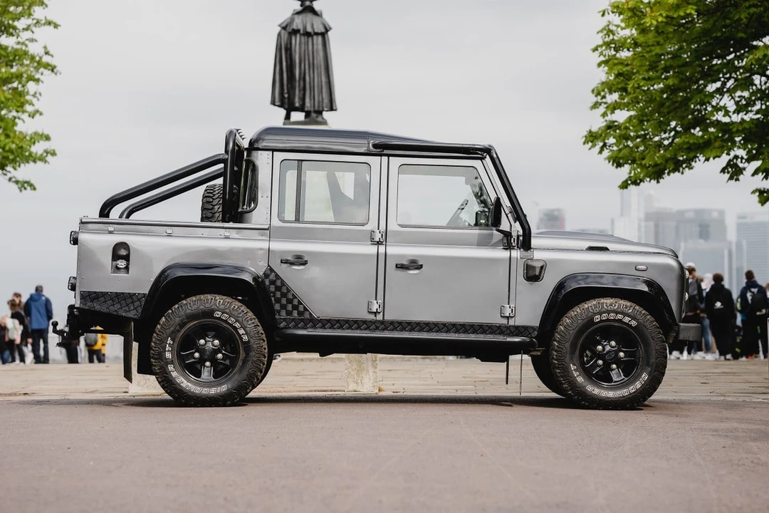 2003 Land Rover Defender 110 - Image 10 of 30