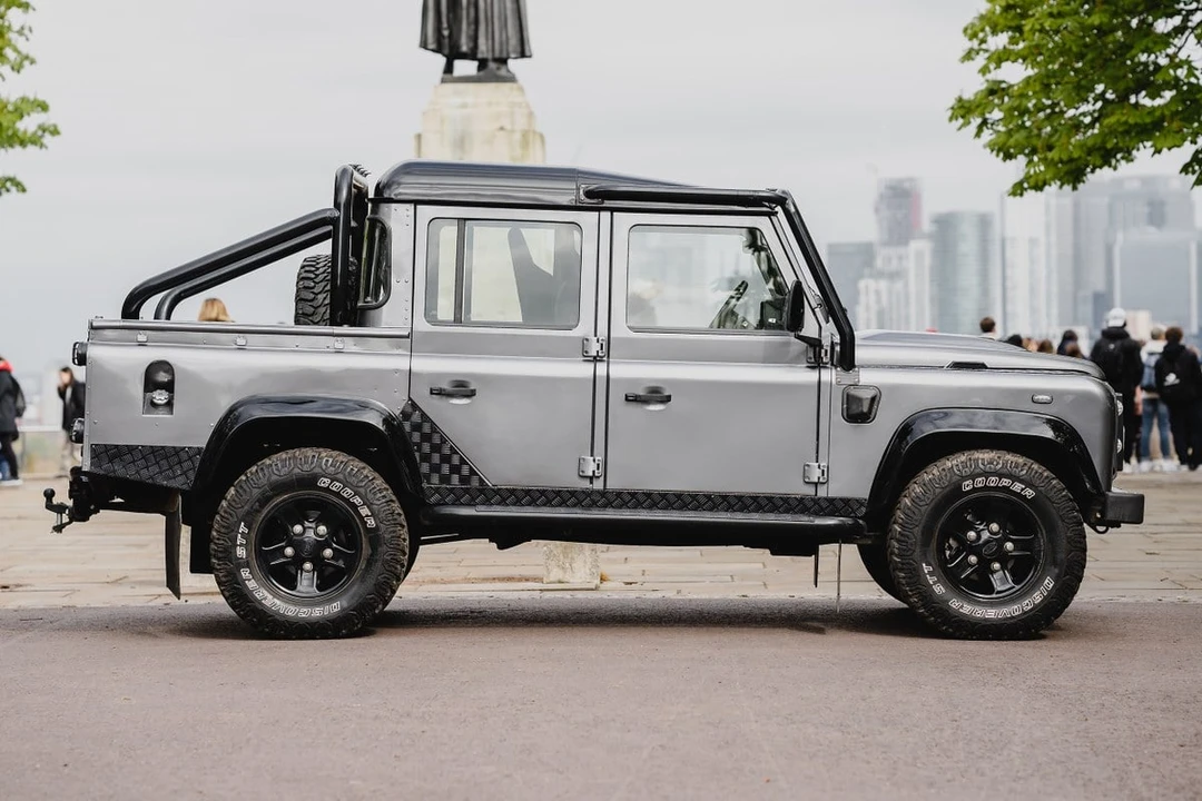 2003 Land Rover Defender 110 - Image 8 of 30