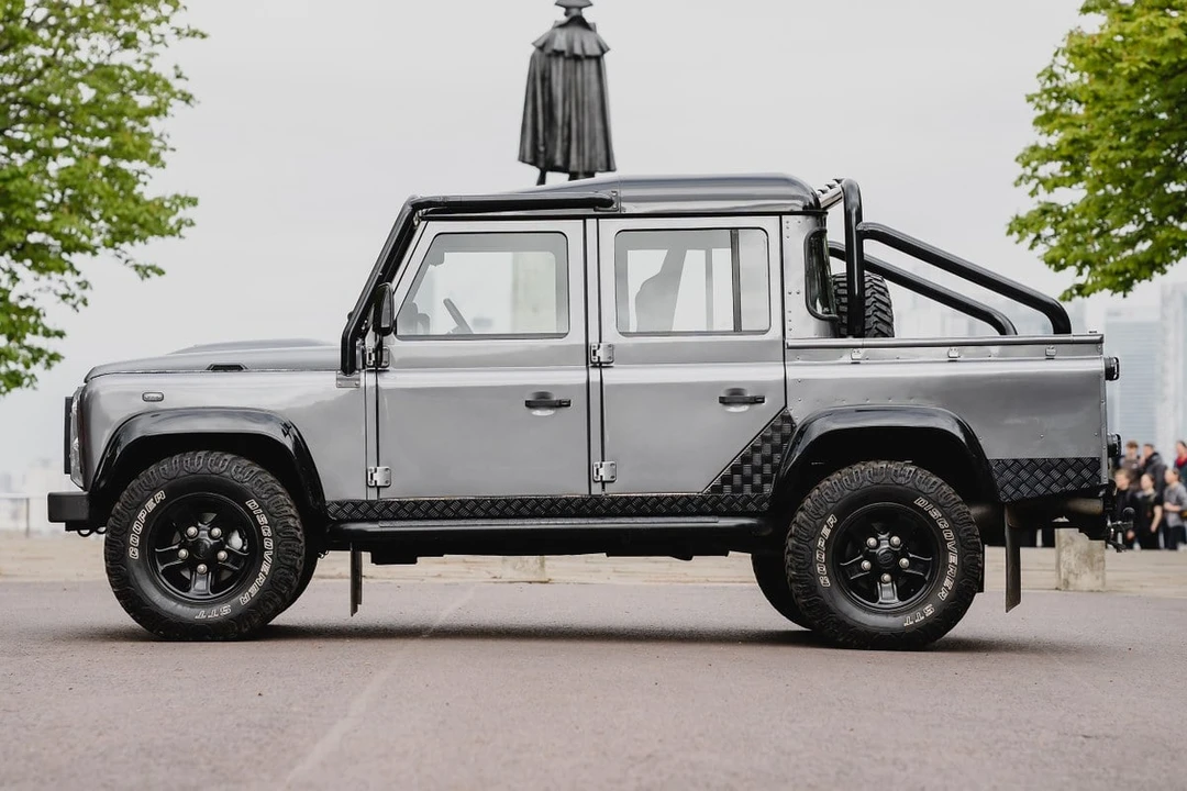 2003 Land Rover Defender 110 - Image 11 of 30