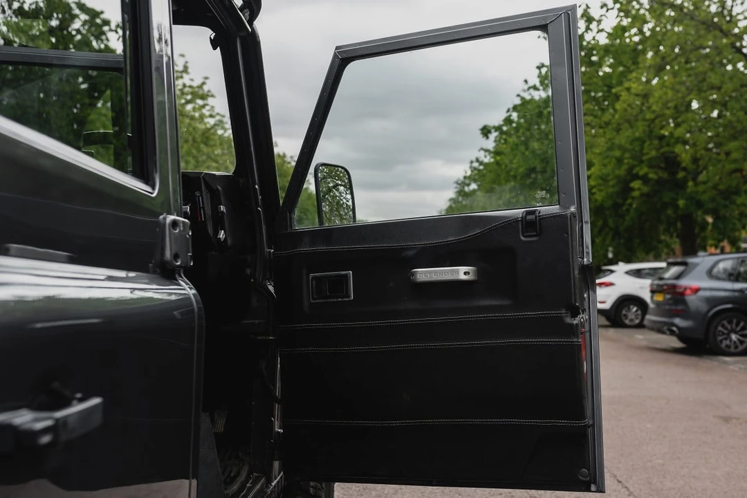 2003 Land Rover Defender 110 - Image 21 of 30