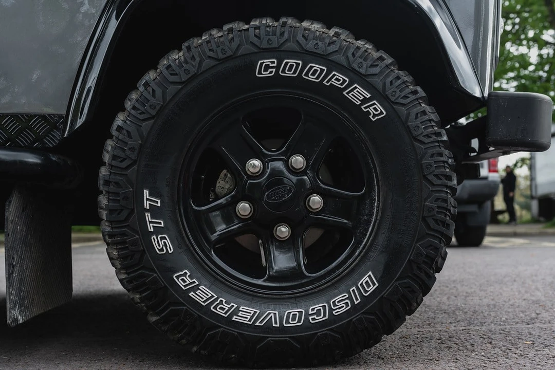 2003 Land Rover Defender 110 - Image 17 of 30
