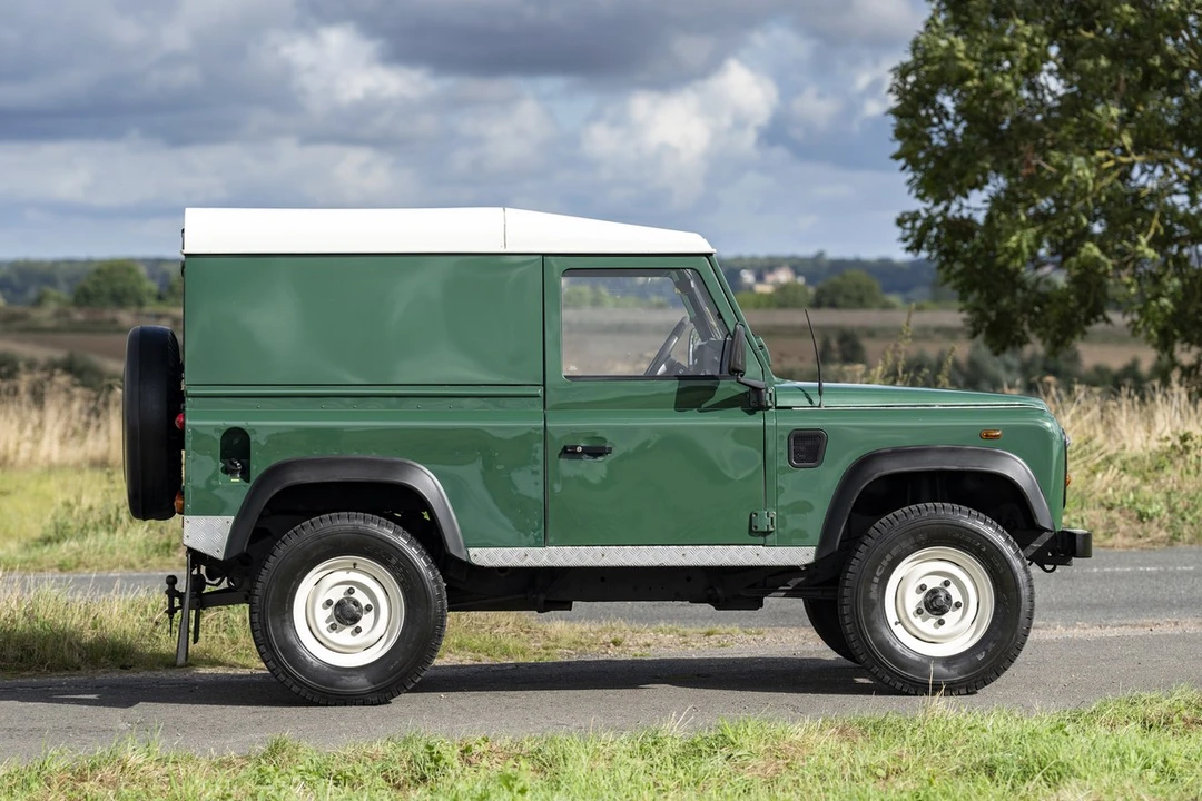 2003 Land Rover Defender 90 - Image 9 of 30