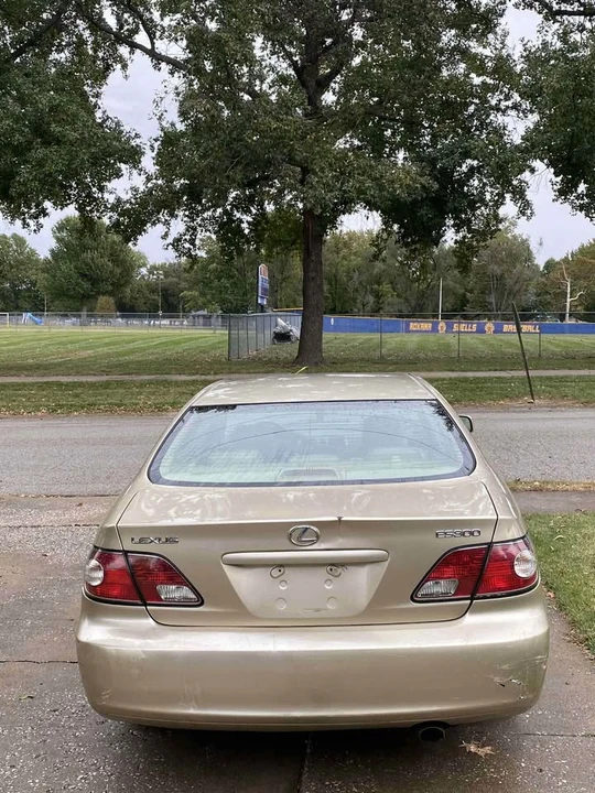 2003 Lexus ES 3rd Gen - Image 5 of 14