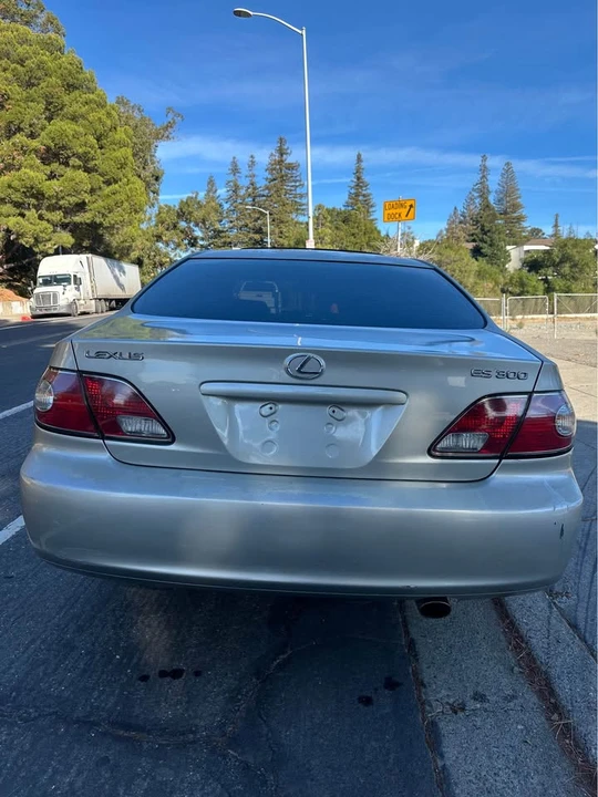 2003 Lexus ES 4th Gen - Image 12 of 20