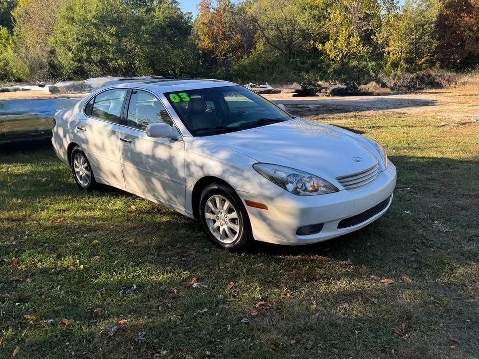 2003 Lexus ES 3rd Gen - Image 2 of 18