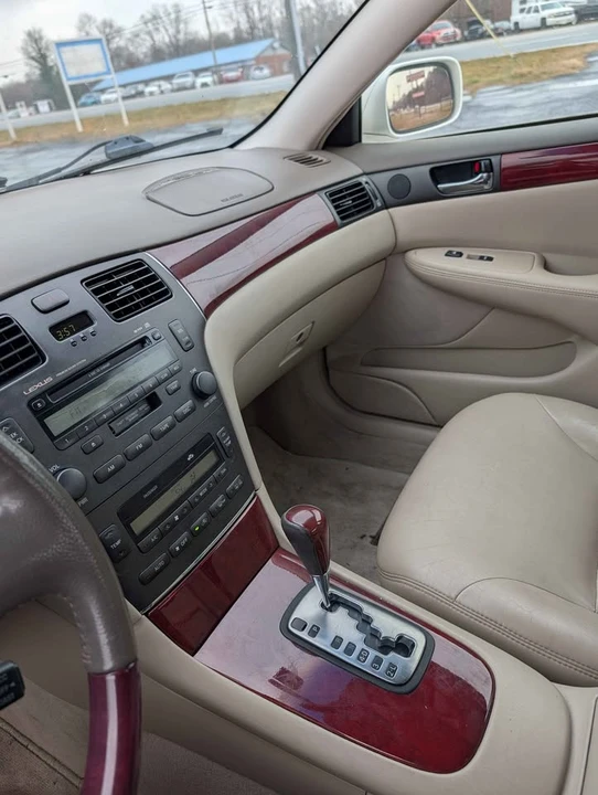 2003 Lexus ES 4th Gen - Image 12 of 13