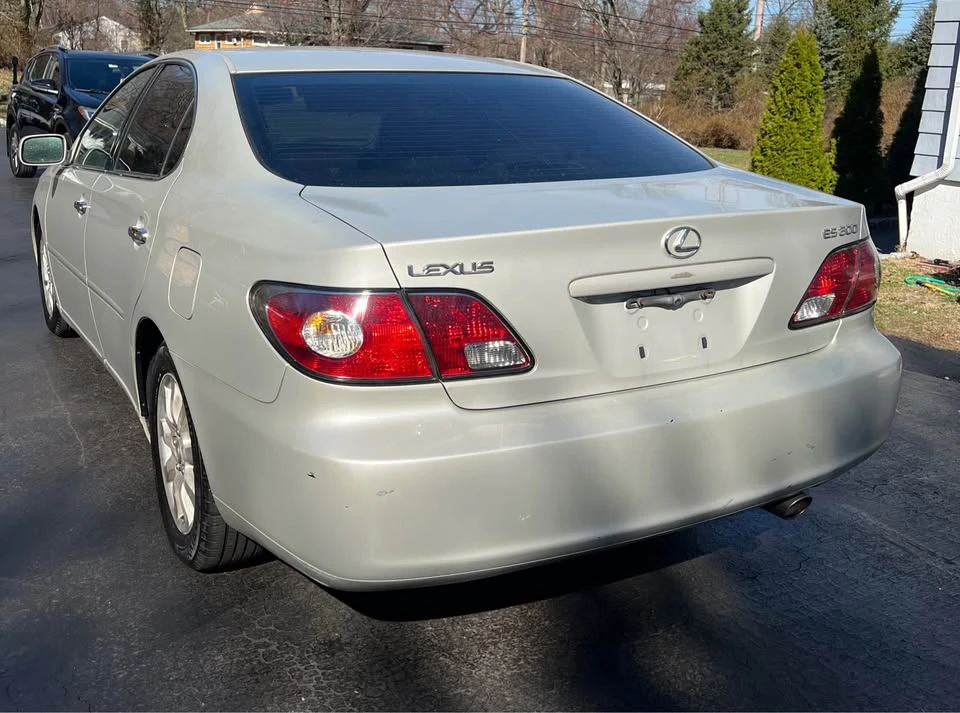 2003 Lexus ES 4th Gen - Image 2 of 11