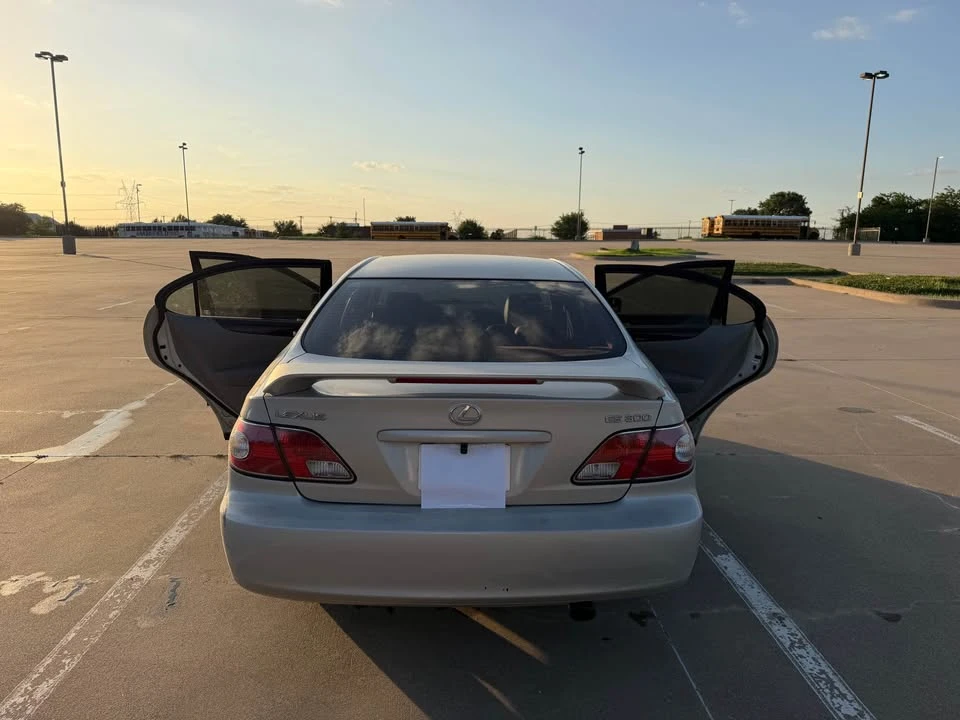 2003 Lexus ES 4th Gen - Image 9 of 20