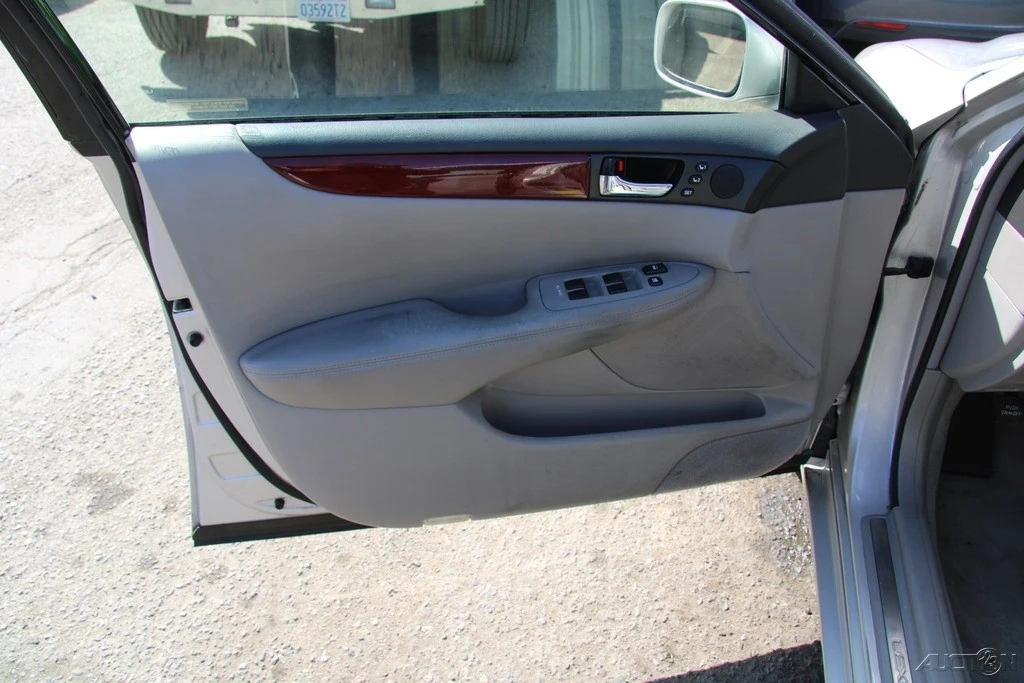 2003 Lexus ES 4th Gen - Image 13 of 21