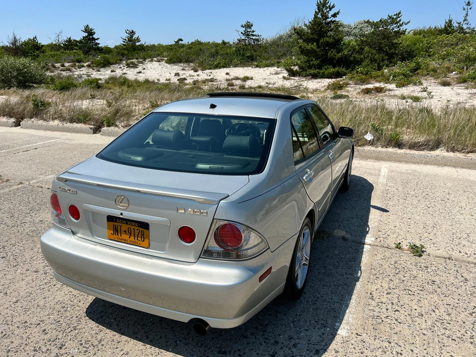 2003 Lexus IS 1st Gen - Image 17 of 31