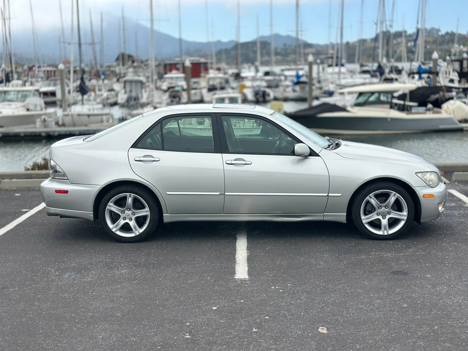 2003 Lexus IS 1st Gen - Image 17 of 31