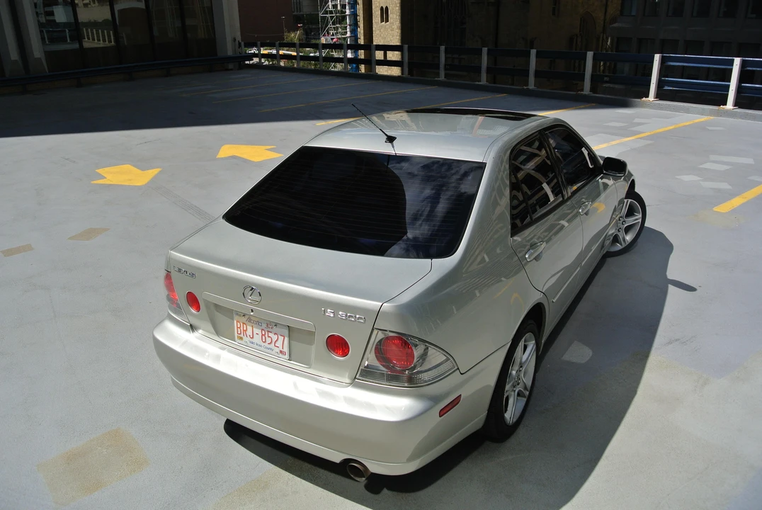 2003 Lexus IS 1st Gen - Image 17 of 31