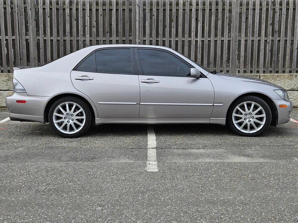 2003 Lexus IS 1st Gen - Image 18 of 31
