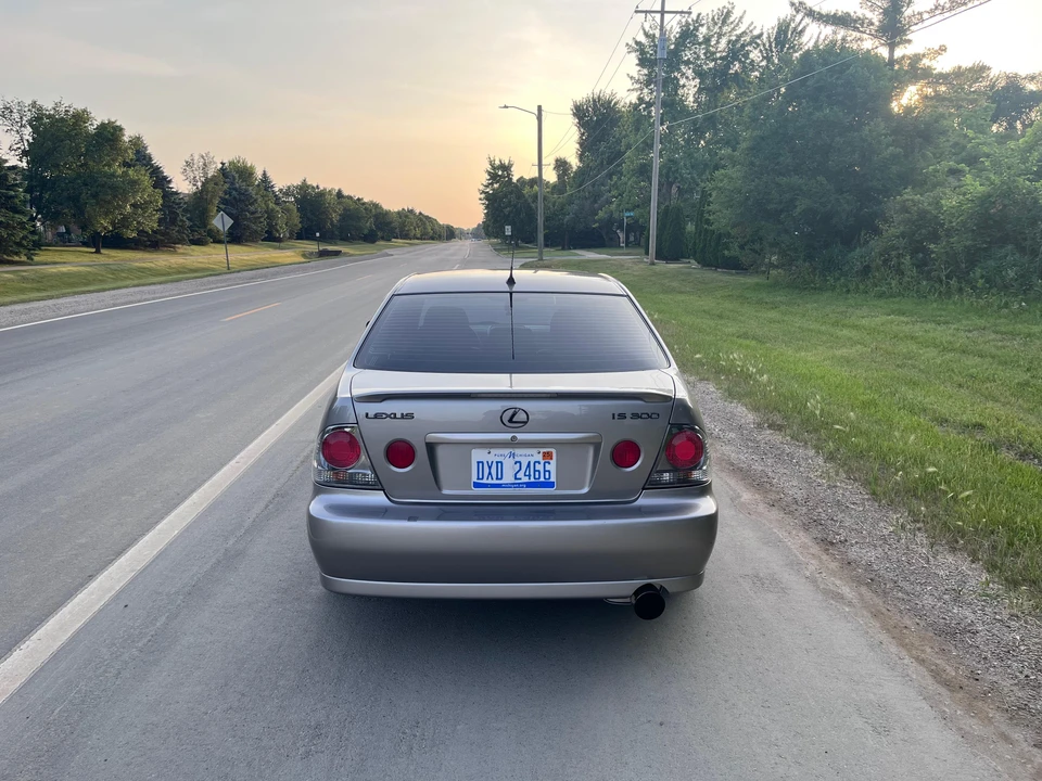 2003 Lexus IS 1st Gen - Image 17 of 30