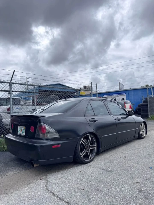 2003 Lexus IS 1st Gen - Image 2 of 2