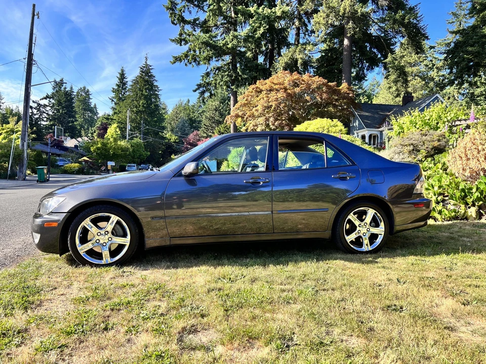 2003 Lexus IS 1st Gen - Image 11 of 31