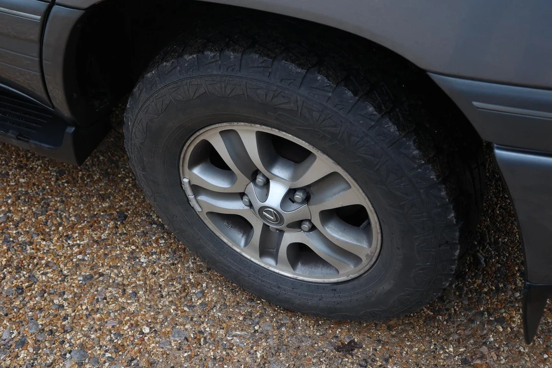 2003 Lexus LX 2nd Gen - Image 12 of 30