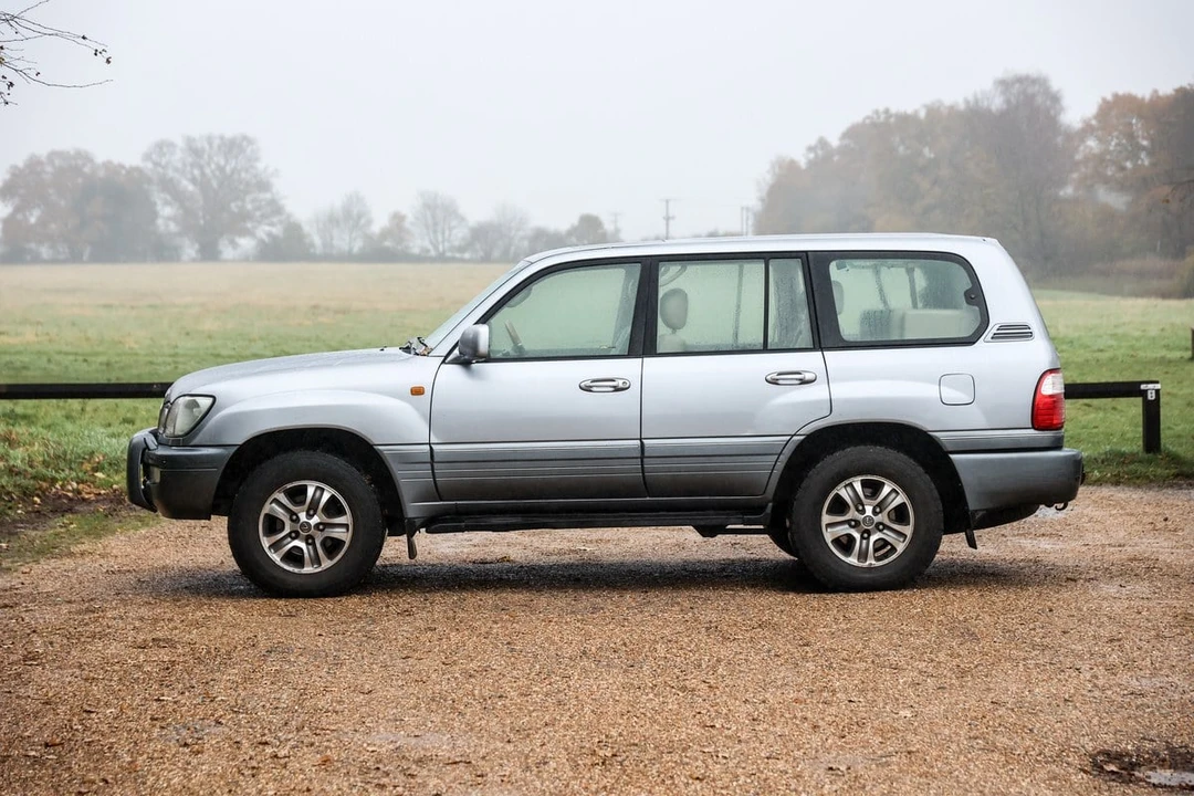 2003 Lexus LX 2nd Gen - Image 6 of 30