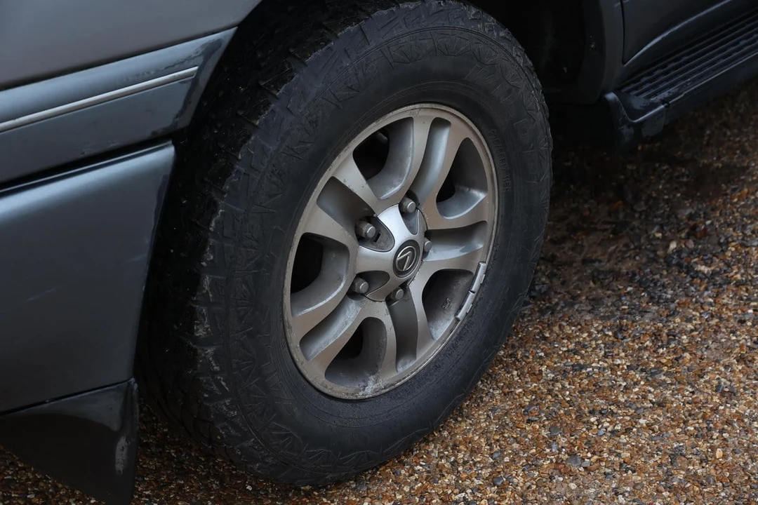 2003 Lexus LX 2nd Gen - Image 11 of 30