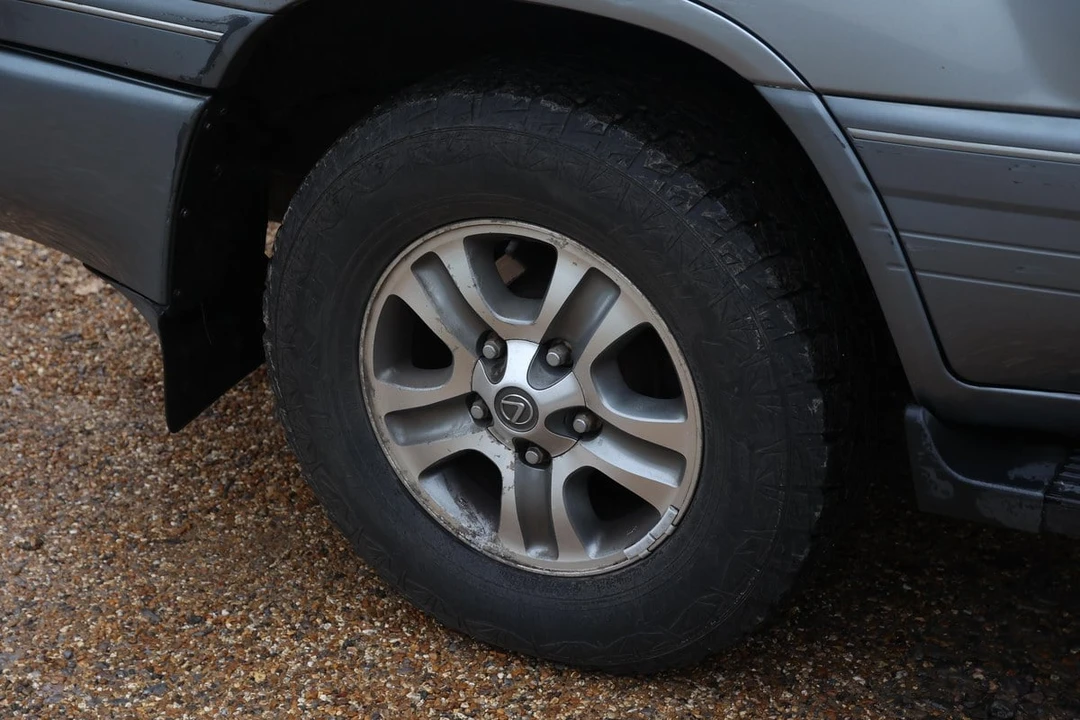 2003 Lexus LX 2nd Gen - Image 10 of 30