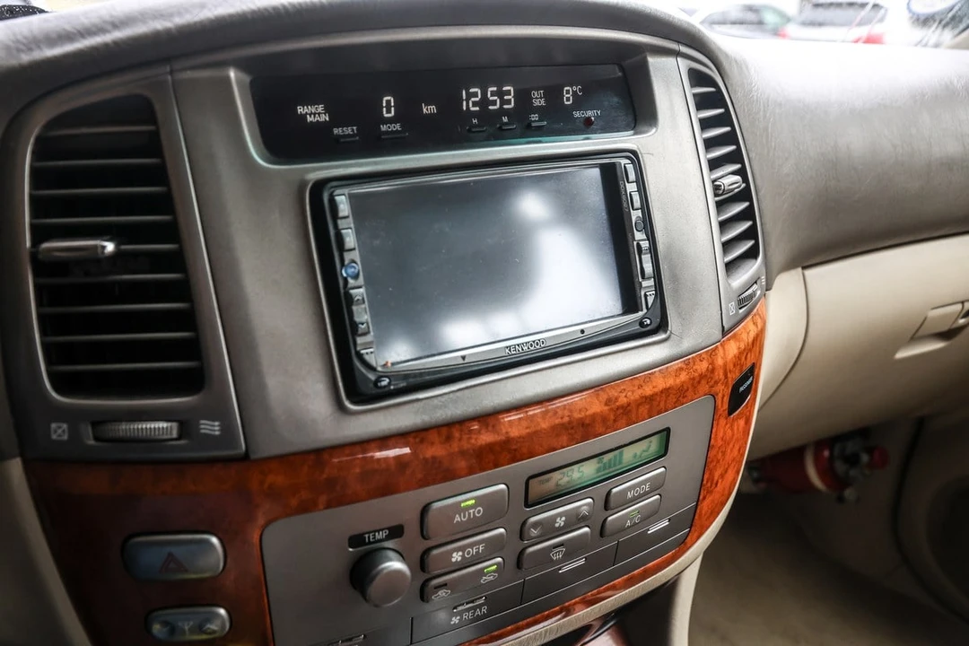 2003 Lexus LX 2nd Gen - Image 18 of 30