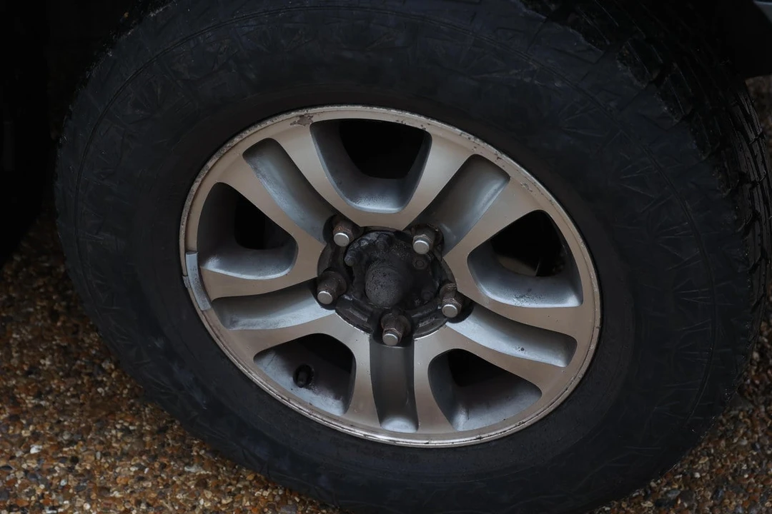 2003 Lexus LX 2nd Gen - Image 9 of 30