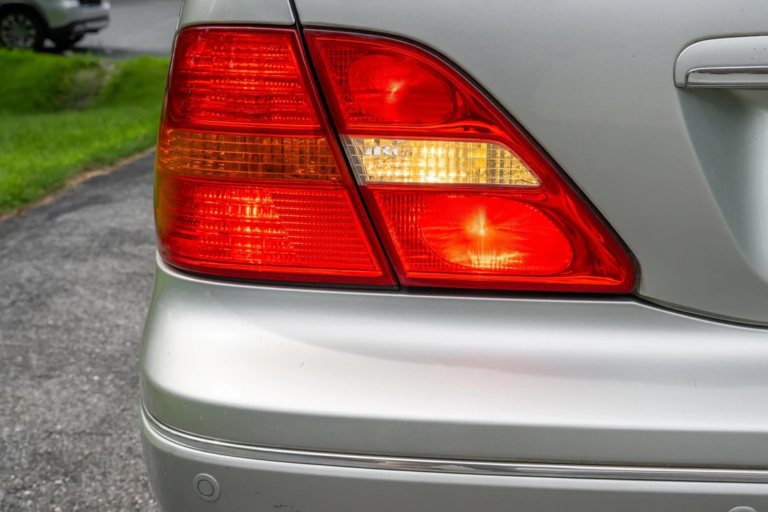 2003 Lexus LS 3rd Gen - Image 19 of 31