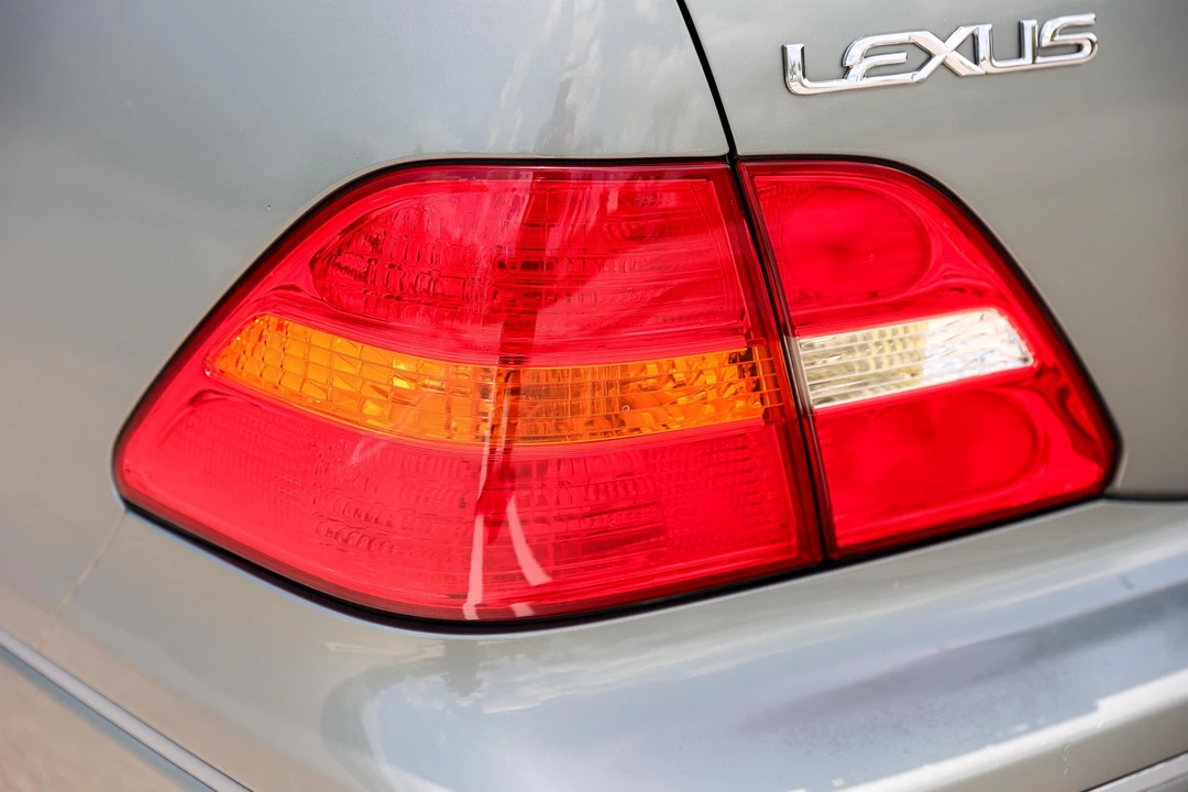 2003 Lexus LS 3rd Gen - Image 27 of 31