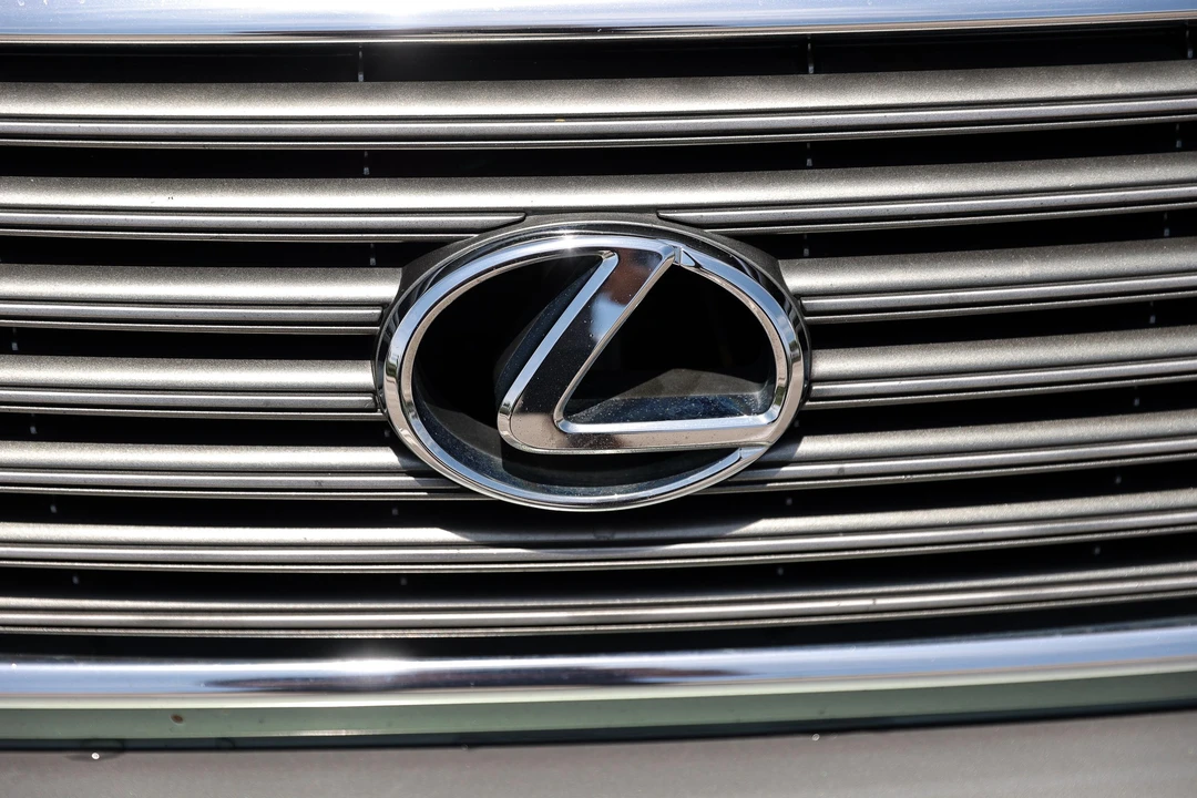2003 Lexus LS 3rd Gen - Image 18 of 31