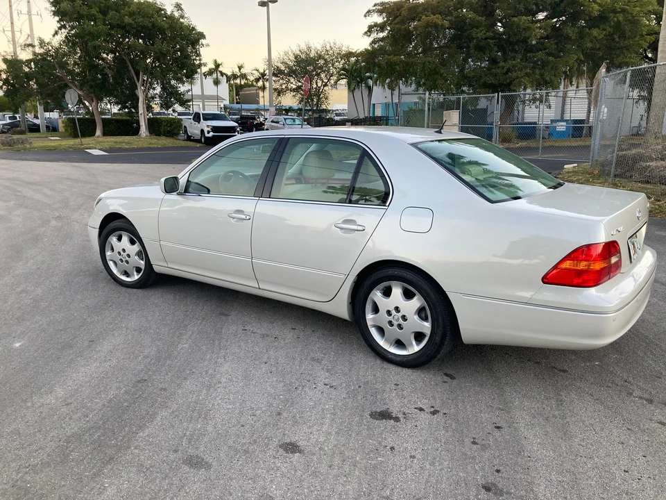 2003 Lexus LS 3rd Gen - Image 9 of 31