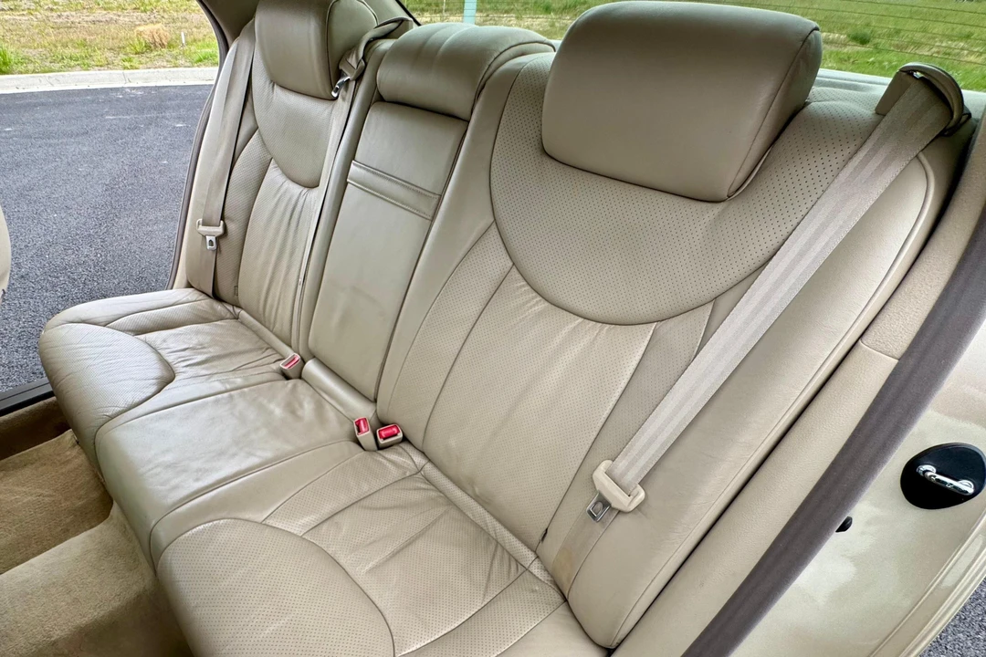 2003 Lexus LS 3rd Gen - Image 25 of 31