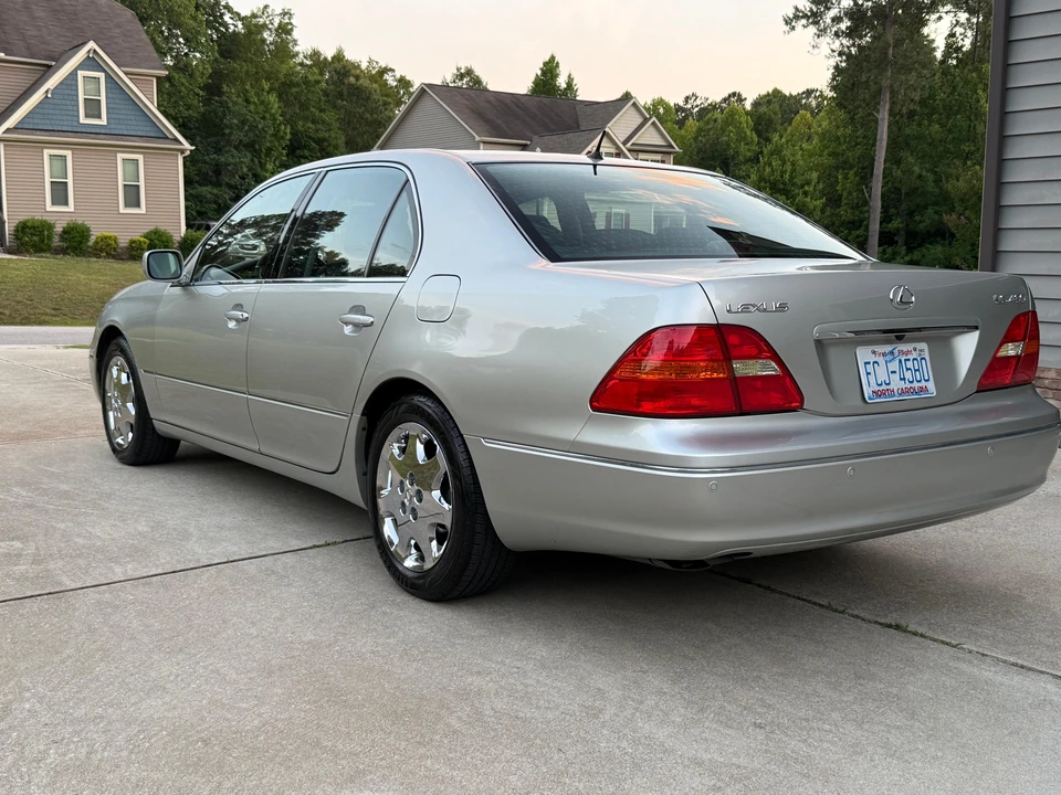 2003 Lexus LS 3rd Gen - Image 11 of 31