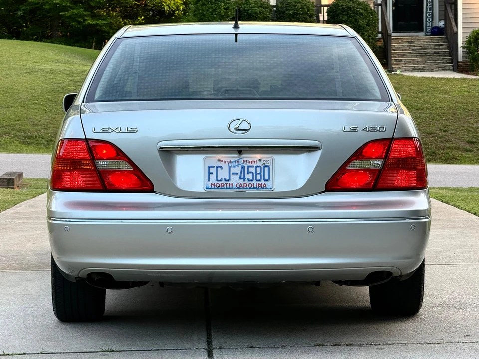 2003 Lexus LS 3rd Gen - Image 13 of 31
