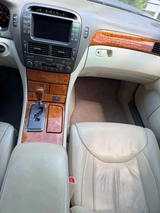 2003 Lexus LS 3rd Gen - Image 12 of 20