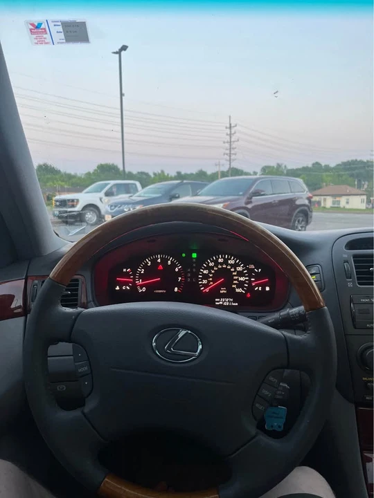 2003 Lexus LS 3rd Gen - Image 11 of 15