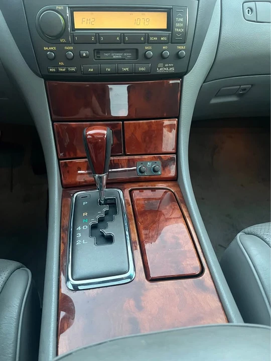 2003 Lexus LS 3rd Gen - Image 10 of 15