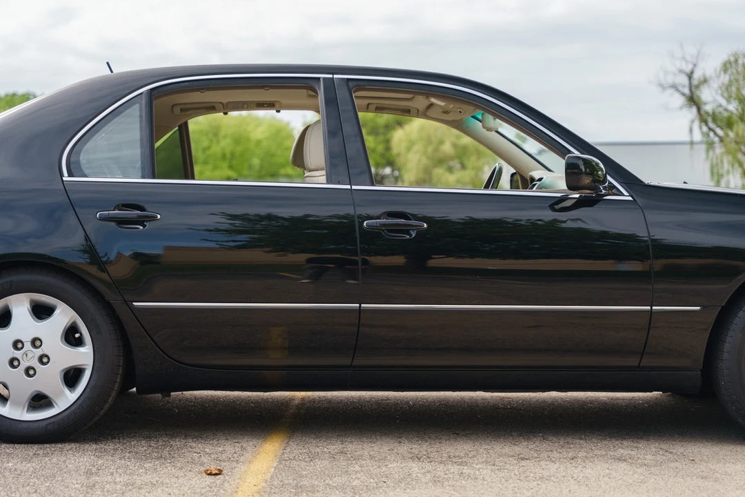 2003 Lexus LS 3rd Gen - Image 18 of 31