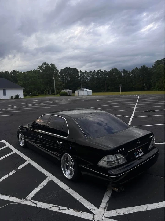 2003 Lexus LS 3rd Gen - Image 11 of 17